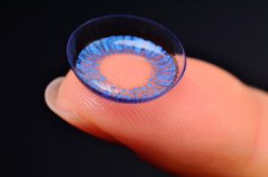 How do colored contact lenses work?